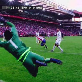 Momento del gol fantasma del partido entre Sporting y Real Madrid.