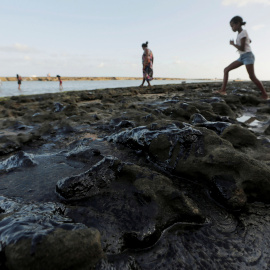 La arena lucía negra estos días en playas como esta en Couripe, en el estado de Alagoas. / Reuters