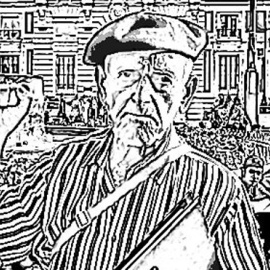 Francisco Román Oter alza el puño en la Puerta del Sol, donde se gestó el 15-M. / HENRIQUE MARIÑO