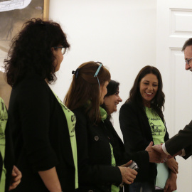 El presidente del Gobierno, Mariano Rajoy, saluda a las representantes del colectivo de las camareras de piso, al inicio de la reunión que ha mantenido en La Moncloa. Pool Moncloa/ César P. Sendra