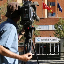 La enfermera está ingresada en la Unidad de Aislamiento del Hospital La Paz-Carlos III, de Madrid. / EFE