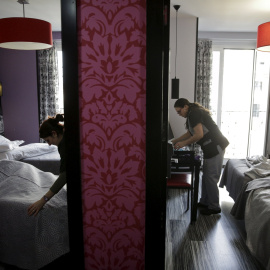 Dos camareras de piso en un hotel de Madrid. Reuters