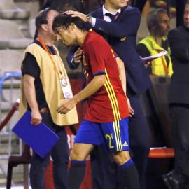 Julen Lopetegui saluda a Silva tras sustituirle en el amistoso contra Bélgica. /EFE