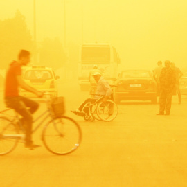 Varias personas durante la tormenta de arena en Homs, Siria. - REUTERS