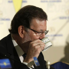 El presidente del Gobierno, Mariano Rajoy, se toma un café en el desayuno coloquio Nueva Economía Fórum. / EFE
