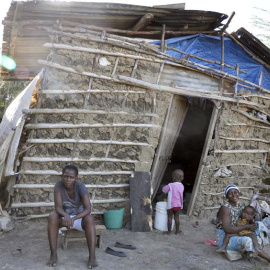 Una de las familias afectadas por los vertidos de plomo de una fábrica ilegal abierta en el poblado chabolista de Owino Uhuru, en Mombasa (Kenia) cuyos habitantes han interpuesto la mayor demanda colectiva de la historia de este país contra