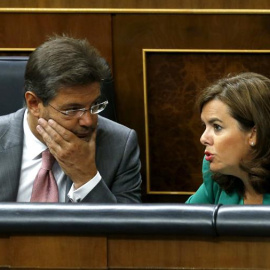 Soraya Sáenz de Santamaría conversa con Rafael Catalá en el Congreso. EFE/Sergio Barrenechea