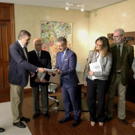El lehendakari, Iñigo Urkullu (c); el secretario general de Paz y Convivencia, Jonan Fernández , y la directora de Víctimas y Derechos Humanos, Monika Hernando (d), reciben al grupo que ha elaborado el informe. / JOSÉ RAMÓN GÓMEZ (EFE)