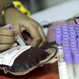 Imagen de una bolsa de sangre donada. Se necesita urgente del tipo AB-/EFE