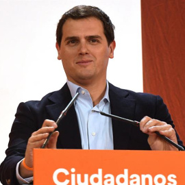 El presidente de Ciudadanos, Albert Rivera, durante su intervención en el encuentro este miércoles en León. EFE/J. Casares