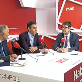 Un momento de la entrevista del líder del PSOE Pedro Sánchez realizada en la sede socialista por los directores de los periódicos 'Cinco Días' y 'El Economista'