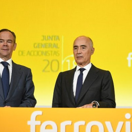 El presidente y primer accionista de Ferrovial, Rafael del Pino (i), y su consejero delegado, Íñigo Meirás (d), durante la junta general de accionistas de la compañía.