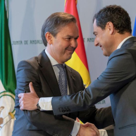 Alberto García Valera durante el acto de toma posesión como consejero de Hacienda, con el presidente de la Junta de Andalucía, Juanma Moreno. EFE/Julio Muñoz