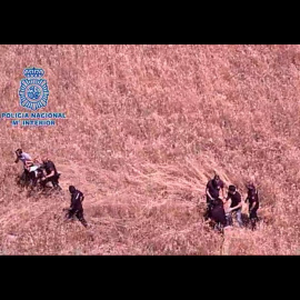 Momento en que la policía detiene a los dos acusados.