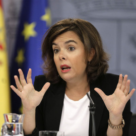 La vicepresidenta en funciones del Gobierno, Soraya Sáenz de Santamaría, durante la rueda de prensa posterior al Consejo de Ministros. EFE