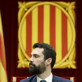 El presidente del Parlament, Roger Torrent, durante el pleno de la cámara catalana. | ANDREU DALMAU (EFE)