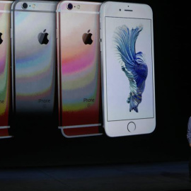 El director ejecutivo de Apple, Tim Cook, habla junto a imágenes del iPhone 6S y 6S Plus hoy.- MONICA DAVEY