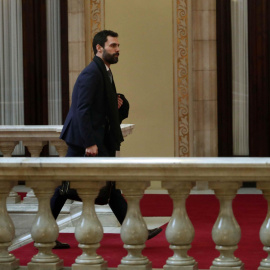 El presidente del Parlament, Roger Torrent, en los pasillos de la Cámara catalana.EFE/Toni Albir
