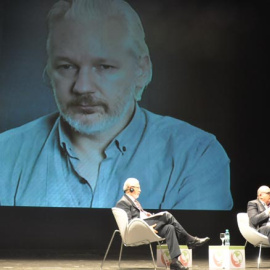 Julian Assange interviene en el Congreso sobre Nuevos Principios de la Jurisdicción Universal en Buenos Aires. / AP