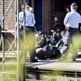 El miércoles dos trenes que llevaban cerca de 240 personas fueron detenidas por la policía danesa en Robdy./ REUTERS