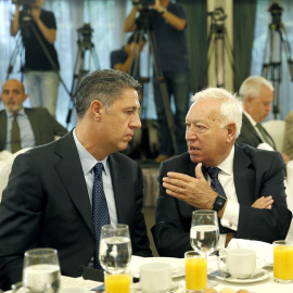 El ministro José Manuel García-Margallo junto a Xavier García Albiol. - EFE