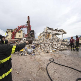 Un equipo de rescate trabajando en operaciones de desescombro en la localidad de Amatrice, Italia. EFE/Massimo Percossi
