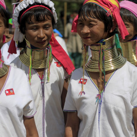 Las mujeres de la etnia Kayan esperan a Aung San Suu Kyi, antes de su discurso de campaña para las próximas elecciones generales, en Demoso. REUTERS