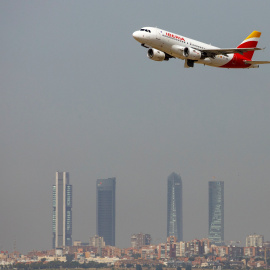 Un avión de Iberia Airbus A319 despega del aeropuerto Adolfo Suarez Madrid-Barajas. REUTERS/Paul Hanna