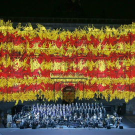 Acto institucional de celebración de la Diada Nacional de Catalunya, celebrado esta noche en la plaza de Sant Jaume de Barcelona, proyectando escenas en la fachada del Palau de la Generalitat. EFE / Andreu Dalmau