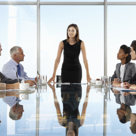 Mujer al frente de una reunión empresarial. EFE/archivo