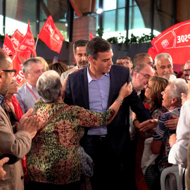 El presidente del Gobierno en funciones, Pedro Sánchez (c), interviene en un acto de precampaña electoral celebrado en Teruel. EFE/ Antonio García
