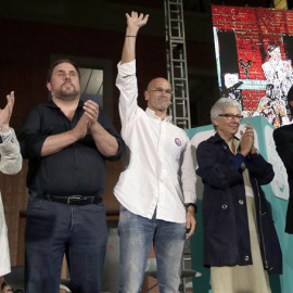 Los candidatos de Junts pel Sí (i-d) Carme Forcadell, Oriol Junqueras, Raul Romeva, Muriel Casals y Artur Mas, durante el acto de inicio de campaña de las elecciones catalanas celebrado esta noche en Barcelona. EFE/Alberto Estévez