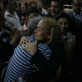 La esposa del dirigente opositor venezolano Leopoldo López, Lilian Tintori, abraza a un seguidor tras conocer la sentencia. / FABIOLA FERRERO (EFE)