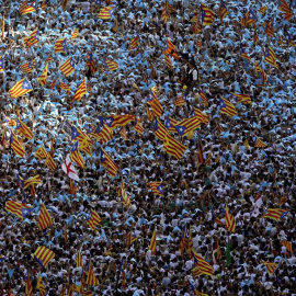 Una gran concentración de personas están reunidas en la avenida Meridiana de Barcelona durante la Via Catalana para celebrar el día de Catalunya. EFE/Alberto Estévez