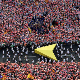 En la imagen, un puntero gigante portado por varios deportistas, en dirección al escenario situado en uno de los ángulos de la Ciutadella, donde tendrán lugar los parlamentos y actuaciones. EFE/Alberto Estévez