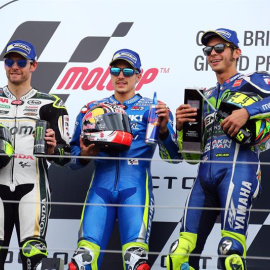 Cal Crutchlow, Maverick Vinales y Valentino Rossi, en el podio de Silverstone. / EFE