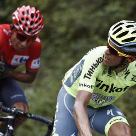 Alberto Contador y el colombiano Nairo Quintana, cerca de la meta de Aramón Formigal. / JAVIER LIZÓN (EFE)