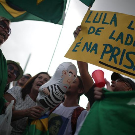 Detractores de Lula protestan en Curitiba. / EFE