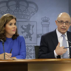 La vicepresidenta del Gobierno, Soraya Sáenz de Santamaría, y el ministro de Hacienda, Cristóbal Montoro. - EFE