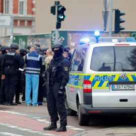 La policía alemana en Halle instantes después del tiroteo. / Reuters