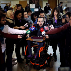 El secretario de Organización de Podemos, Pablo Echenique, atiende a los medios durante el encuentro 'En Marcha 2019'. EFE/Juan Carlos Hidalgo