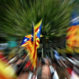 Banderas independentistas en la Meridiana de Barcelona donde esta tarde se está celebrando la manifestación con motivo de la Diada. EFE/Toni Albir