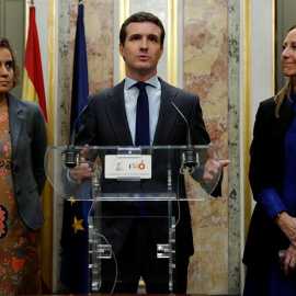 El presidente del PP, Pablo Casado, acompañado por la vicesecretaria de Comunicación del PP, Marta González(d), y la portavoz del grupo popular en el Congreso, Dolors Montserrat (i), durante la rueda de prensa ofrecida hoy en el Congreso tr