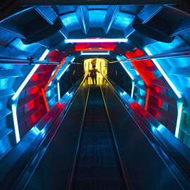 Un visitante camina entre efectos de luz en la exposición "Descubre el poder de la luz", presentado en el monumento Atomium en Bruselas. REUTERS