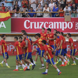 Los jugadores de la selección española en el entrenamiento de ayer en León. /EFE