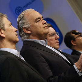 El portavoz de la delegación española del Partido Popular en el Parlamento Europeo (PE), Esteban González Pons (2i), durante la rueda de prensa ofrecida este lunes a la sede del PP, en Madrid, para tratar el tema de la expulsión el domingo 