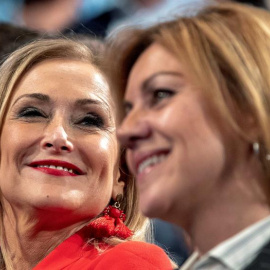 La presidenta de la Comunidad de Madrid, Cristina Cifuentes, y la secretaria general del PP, María Dolores de Cospedal (d) durante la Convención Nacional del PP que se celebra hoy en Sevilla. EFE/Julio Muñoz