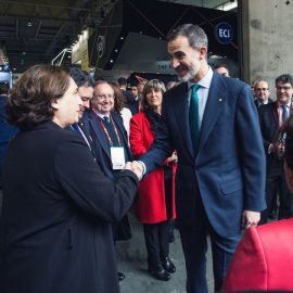 La alcaldesa de Barcelona, Ada Colau, y Felipe VI se saludan en el Mobile World Congress. Febrero de 2018.  AJUNTAMENT BARCELONA