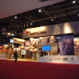 Stand de la editorial Santillana en la feria del libro de 2011.