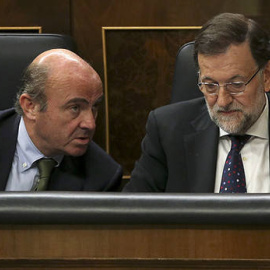 Luis De Guindos y Mariano Rajoy, en una imagen de archivo. EFE